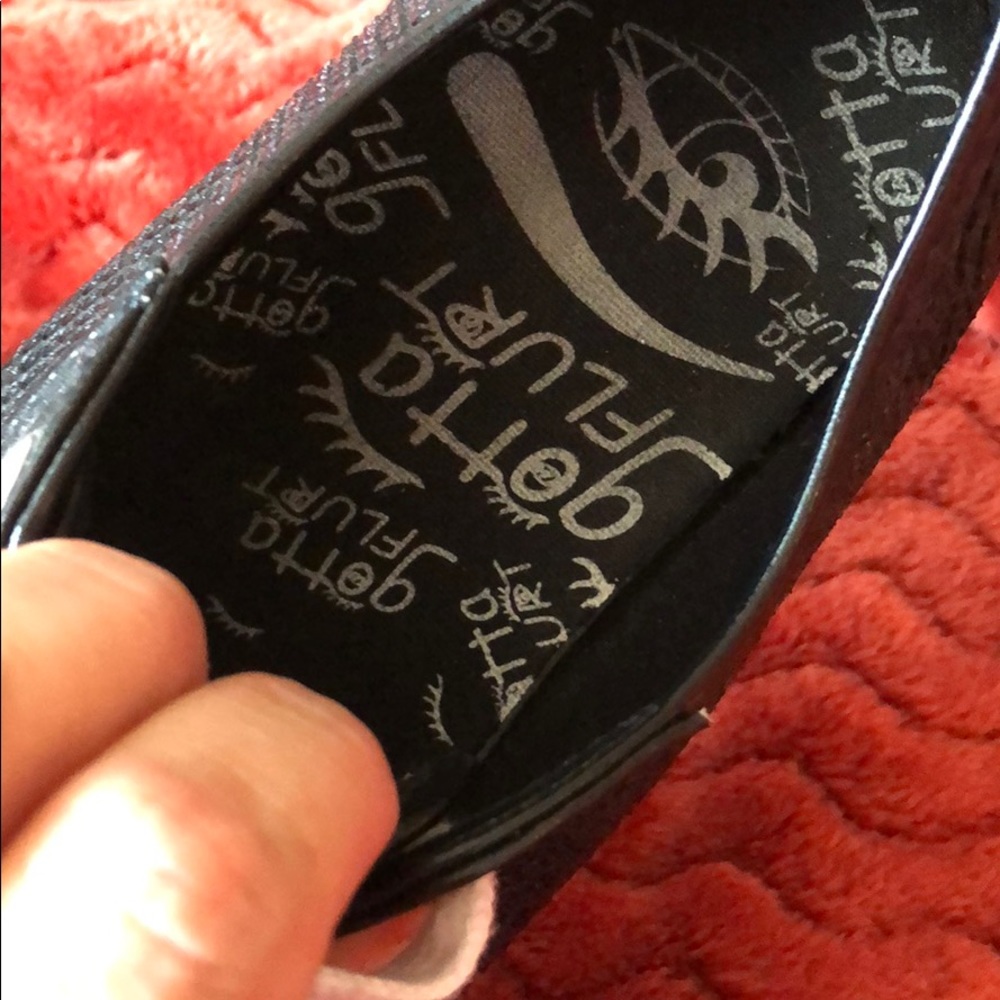 Shoes - Picture 4 of 4